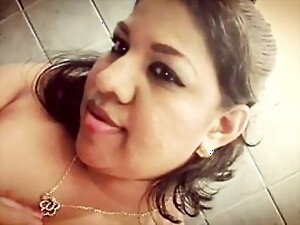 Uma mulher latina curte brincadeiras e danças na webcam, trazendo humor e erotismo para seus espectadores.